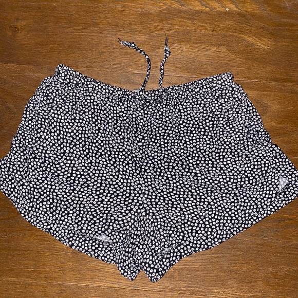 💕3 FOR $30 Brandy Melville soft daisy shorts - Picture 4 of 5